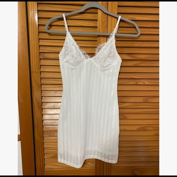 Dresses & Skirts - Cute White Mini Dress
